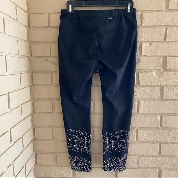 Athleta Graphic Floral Sonar Capri Yoga Leggings - Picture 6 of 12